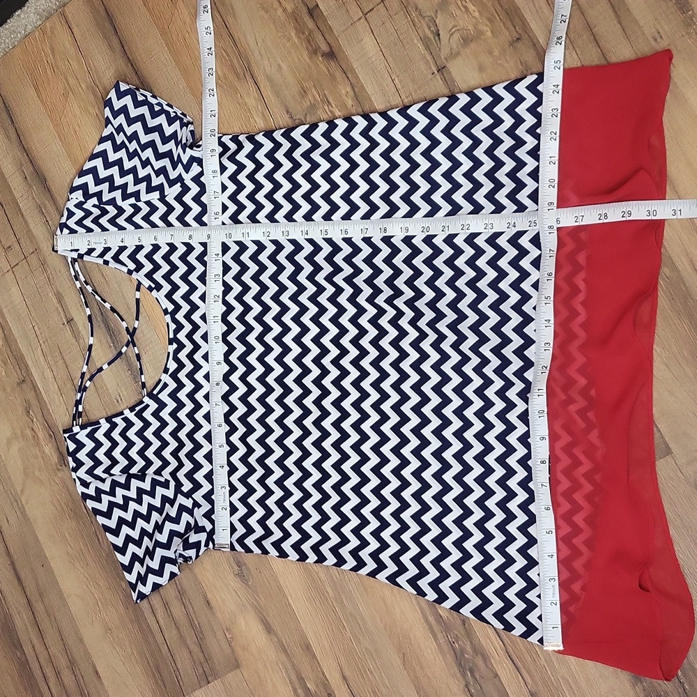 SIGNATURE STUDIO Contemorary Style Red White Blue Chevron Short Sleeve Tunic Top - Picture 6 of 6
